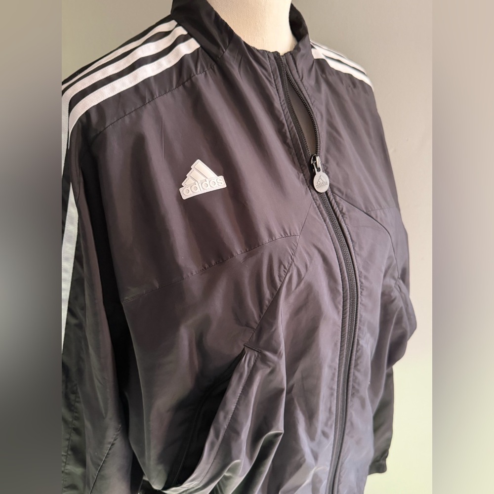 NWOT Adidas Black and White Track Jacket sz M in women’s. Has large pockets. - Picture 4 of 11